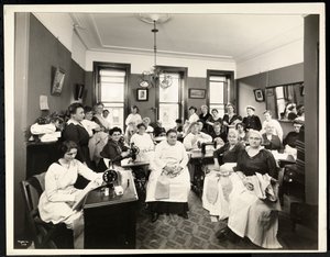 Círculo de costura de mujeres en la Hermandad Rodeph Sholom, 157 East 94th Street, Nueva York, 1920
